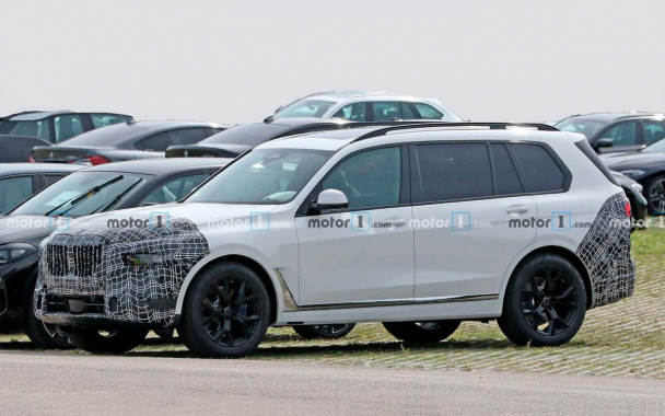 First tests for the updated crossover BMW X7