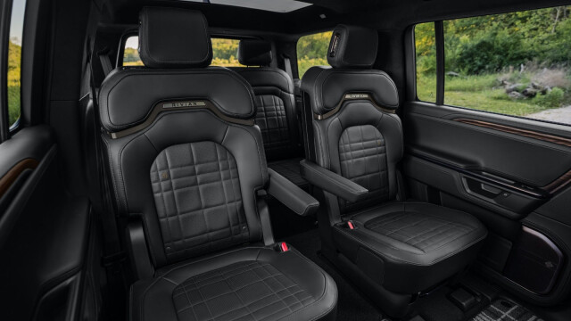 Rivian R1S
