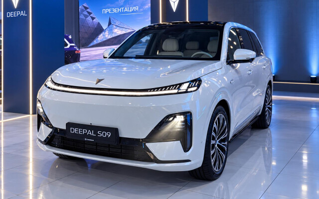 Deepal S09 All-Wheel-Drive Range-Extended SUV
