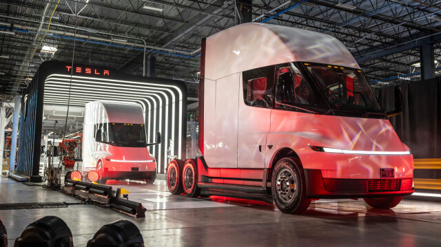 Tesla Semi 1,076-HP Electric Big Rig