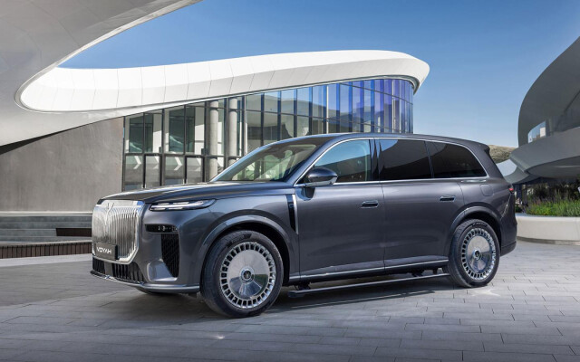 Five-seat Voyah Taishan hybrid SUV with 517 hp and air suspension