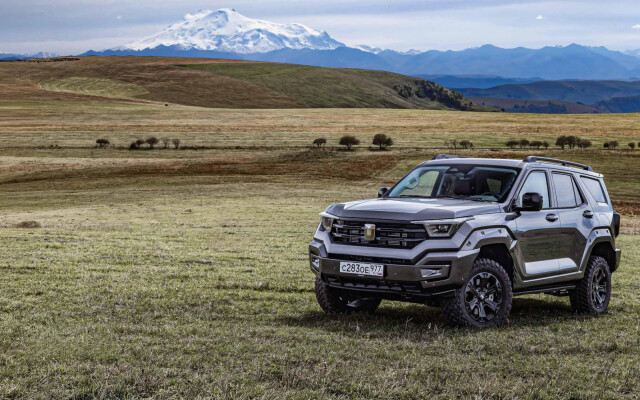 Tank 400 Hi4-T Plug-In Hybrid vs Petrol Off-Road Comparison