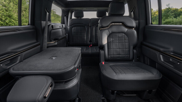 Rivian R1S