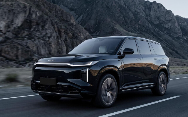 UMO 8 All-Wheel-Drive Series-Hybrid Crossover