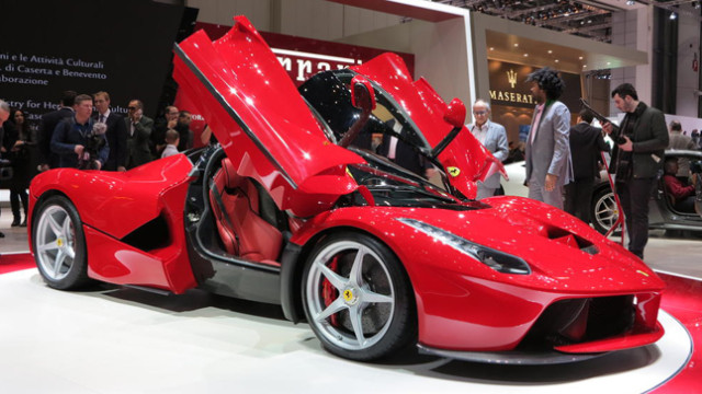 Outrageous LaFerrari Approaching