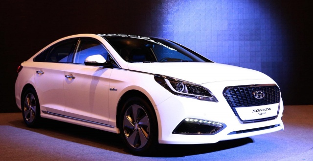 Sonata Hybrid of 2015 from Hyundai is shown off in Seoul