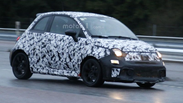 Paparazzi caught the Fiat 500 Abarth Facelift