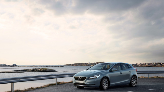 A New Face of Next Year's Volvo V40 and V40 Cross Country