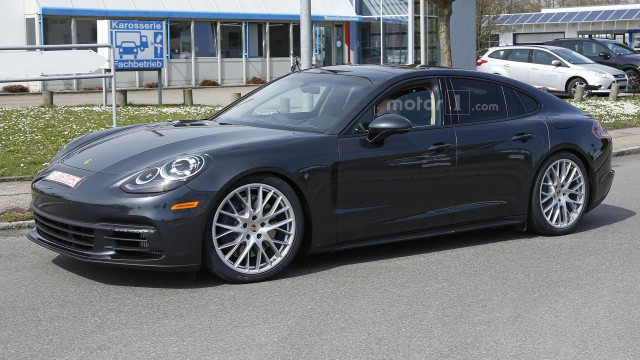 Paparazzi caught 2017 Porsche Panamera Turbo