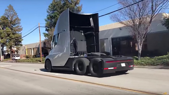 Tesla Semi appeared on the US streets