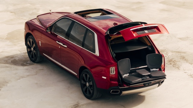 Rolls-Royce officially presented the first all-terrain SUV