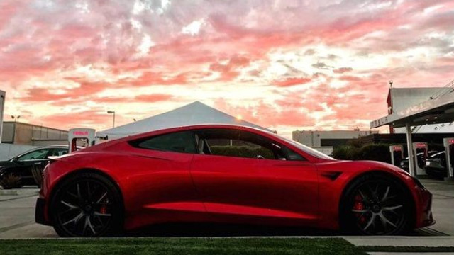 Tesla Roadster appeared in all glory on the new photos