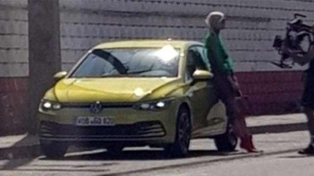 New Volkswagen Golf caught without camouflage