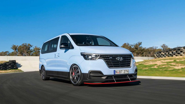 Hyundai 408-strong minivan drift shown on video