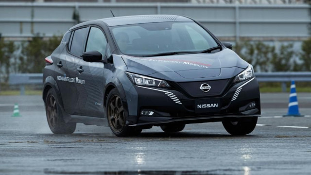 Nissan Leaf became a four-wheel-drive car