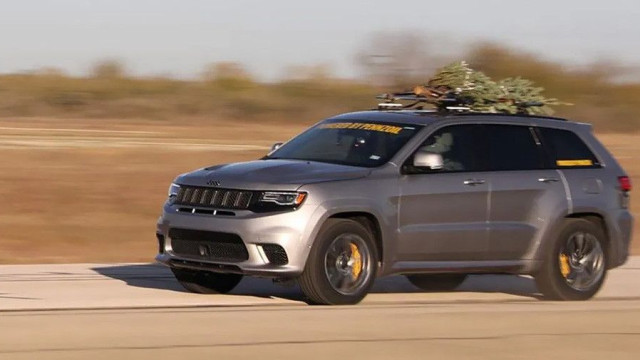 1000-strong Jeep with an attached tree accelerate to 290 km/h (VIDEO)