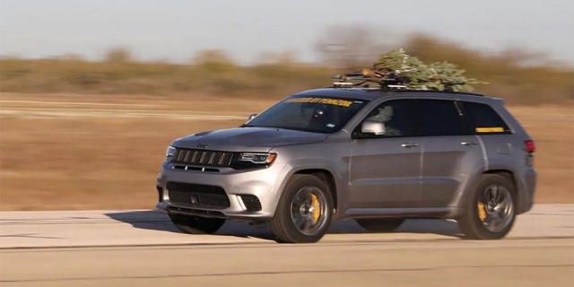 1000-strong Jeep with an attached tree accelerate to 290 km/h (VIDEO)