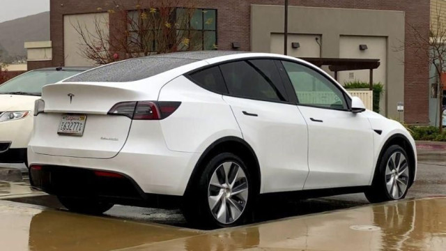 Paparazzi spotted twin-engine Tesla Model Y