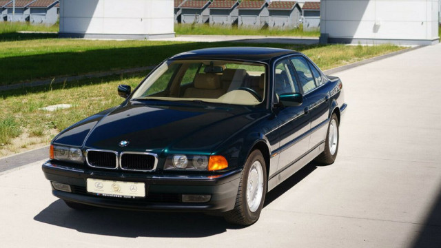 23-year-old unused BMW 7-Series hit the auction