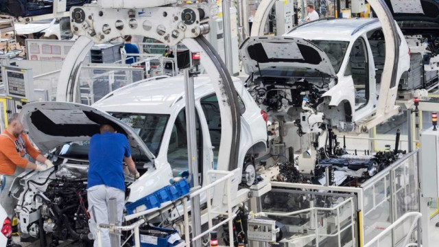 Europe gradually resumes production of cars