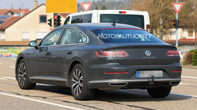 Paparazzi recorded a Volkswagen Arteon updated version