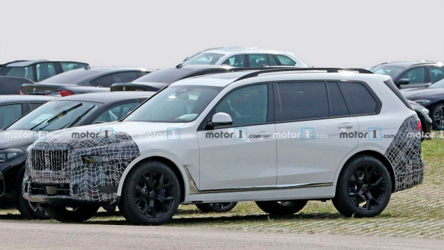 First tests for the updated crossover BMW X7