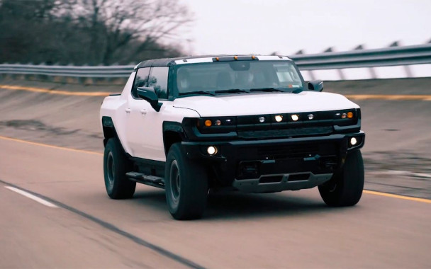 The prototypes of the Hummer pickup on video 