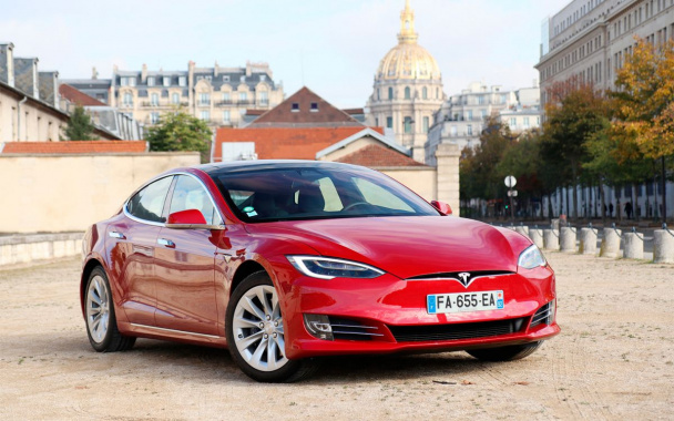 Repairs begin for 135,000 Tesla models