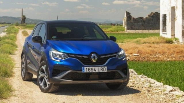 Renault Captur hybrid crossover valued at 25,000 euros