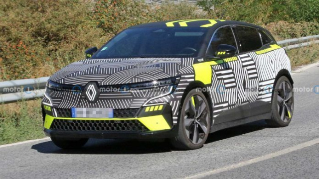 Paparazzi caught on tests electric Renault MeganE