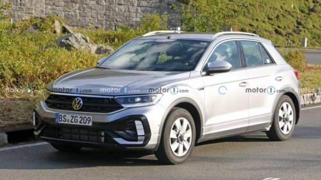 Updated Volkswagen T-Roc crossover caught on tests