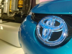 Toyota FCV Model Points to Hydrogen-Powered Variant pic #2060