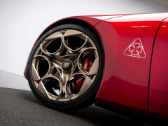 Alfa Romeo Cuorerosso Concept Debuts in Paris With Twin-Turbo V6 Engine pic #10048
