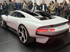 Porsche unveils mid-engined Mission S concept with combustion powertrain pic #10234