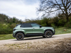 Jeep Avenger Refresh Adds a Revised Gasoline Motor and Retains Its Stick Shift pic #8115