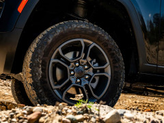 Jeep Brings Trailhawk Back to the Grand Cherokee for 2027 pic #8542