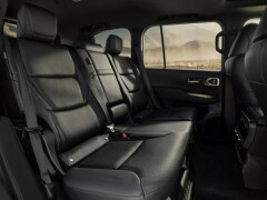 Power boost: refreshed Toyota Land Cruiser 300 Hybrid revealed pic #9381