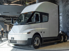 Production 1,076-HP Tesla Semi Truck Rolls Out at Dedicated Nevada Plant pic #9891