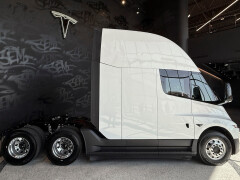 Production 1,076-HP Tesla Semi Truck Rolls Out at Dedicated Nevada Plant pic #9893