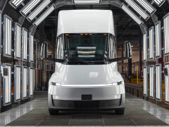 Production 1,076-HP Tesla Semi Truck Rolls Out at Dedicated Nevada Plant pic #9894