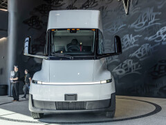 Production 1,076-HP Tesla Semi Truck Rolls Out at Dedicated Nevada Plant pic #9897