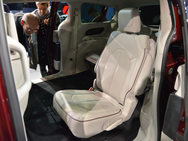 chrysler town and country pic #159796