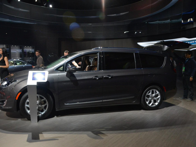 chrysler town and country pic #159799