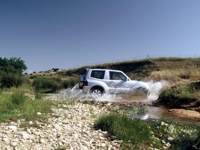 mitsubishi montero gls 3-door pic #15898