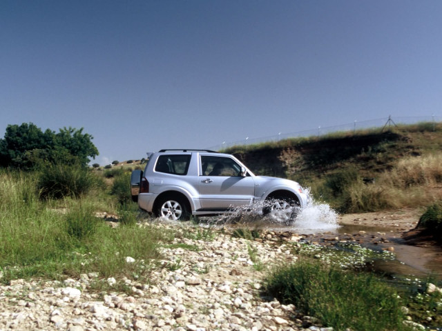 mitsubishi montero gls 3-door pic #15901