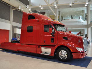 Peterbilt 587