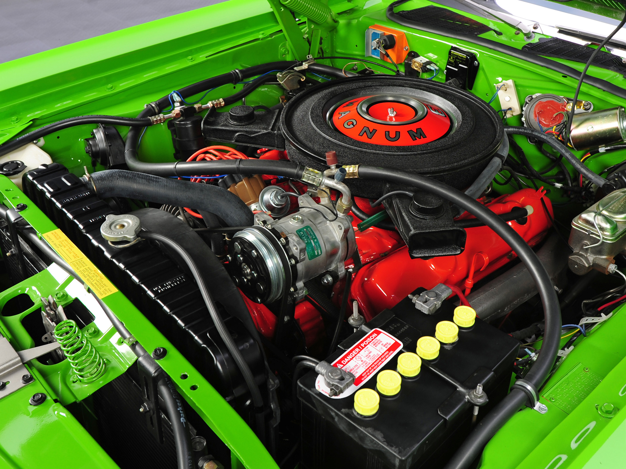 Можно оформить двигатель. Dodge Challenger v8. V8 двигатель dodge Challenger. Dodge Challenger 440 v8. Додж Челленджер Магнум.