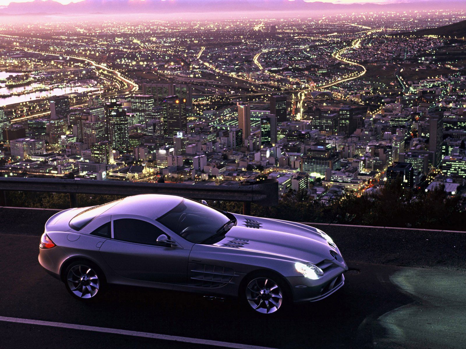 Авто городского типа. Mercedes SLR Night. Машина на фоне города. Красивый вид с машиной. Автомобиль в ночном городе.