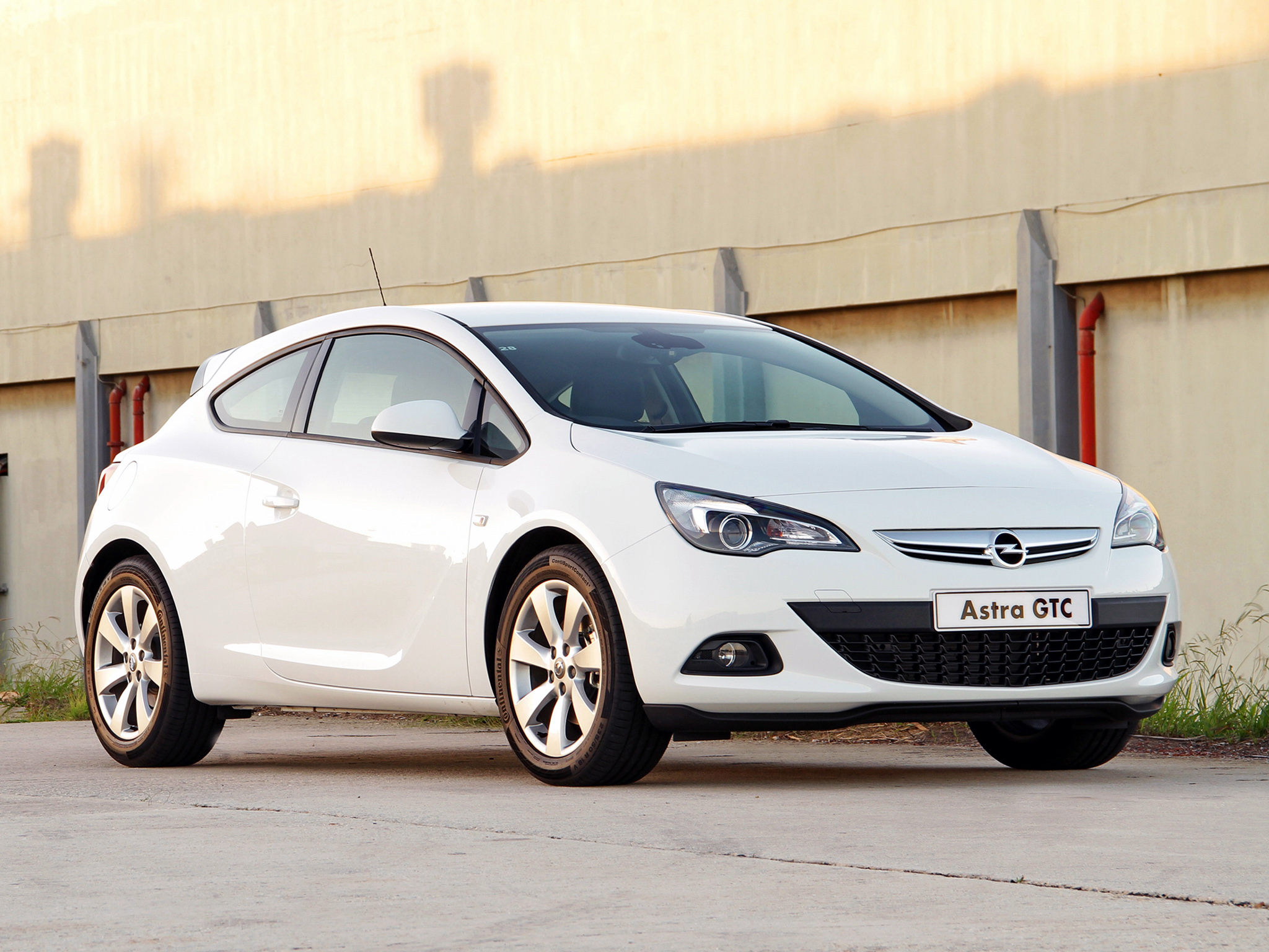 Опель хэтчбек 2012. Opel Astra GTC 2012. Opel Astra j GTC 2012. Opel Astra j белая.