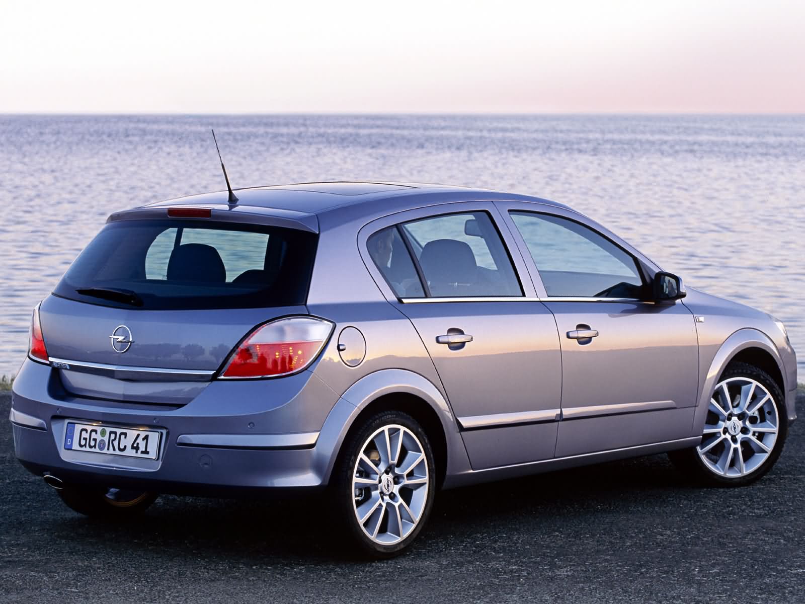 Опель хэтчбек 2007. Opel Astra h (2004-2007). Opel Astra 2004. Opel Astra 2004 хэтчбек.